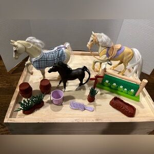 Chestnut Ridge Vintage Horse Set 2 Large Horses, 1 Small Horse, Accessories GUC